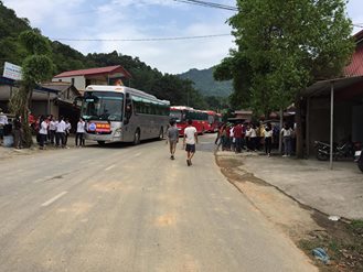 du khách trải nghiệm ẩm thực
